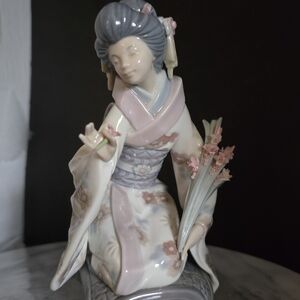 Lladro Porcelain Geisha with Pink and Cream Accents